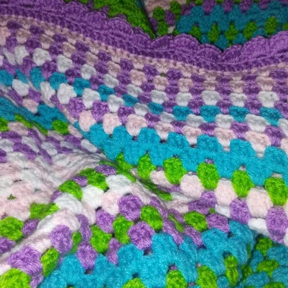 GRANNY SQUARE Childs Blanket - Picture 2 of 2